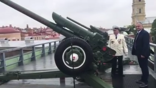 Igor Dodon, prezent la Sankt-Petersburg, a tras din tun: "Conform traditiei vechi. Pentru prima data din numele tarii noastre" - VIDEO