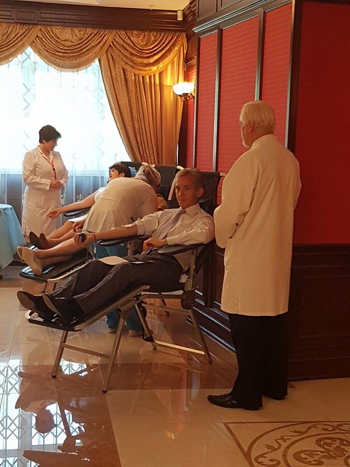 Alesii poporului doneaza sange inainte de sedinta Parlamentului: acesta urmeaza sa ajunga la copiii care sufera de diferite boli si au nevoie de transfuzie - FOTOi