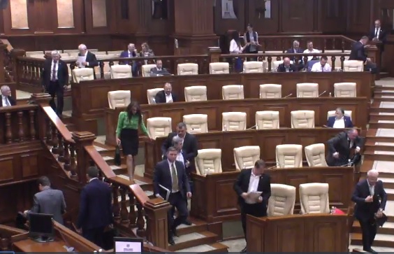 Socialistii au inaintat o motiune simpla impotriva ministrului de Externe: "In semn de protest PSRM paraseste sedinta de astazi"