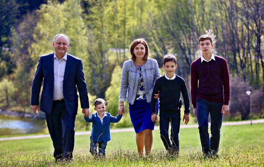 Igor Dodon se lauda ca nu are timp de odihna: "Am sosit la Antalya, am adus familia la mare, revin in scurt timp inapoi"
