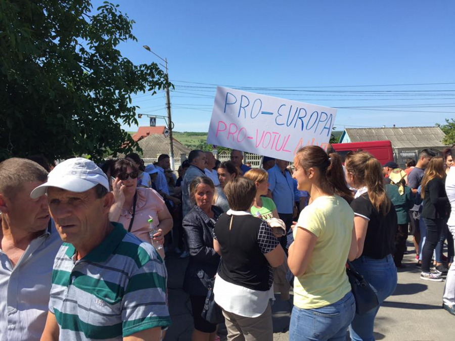 Miting la Ialoveni. Zeci de oameni au iesit in strada: "Pro Europa, pro votul mixt" - FOTO/VIDEO