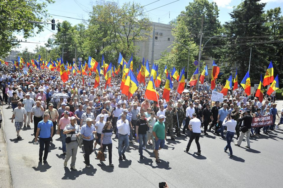 Protest de amploarea in centrul capitalei. Sute de oameni au iesit in strada impotriva schimbarii sistemului electoral -  Coloana este condusa de Andrei Nastase - GALERIE FOTO 