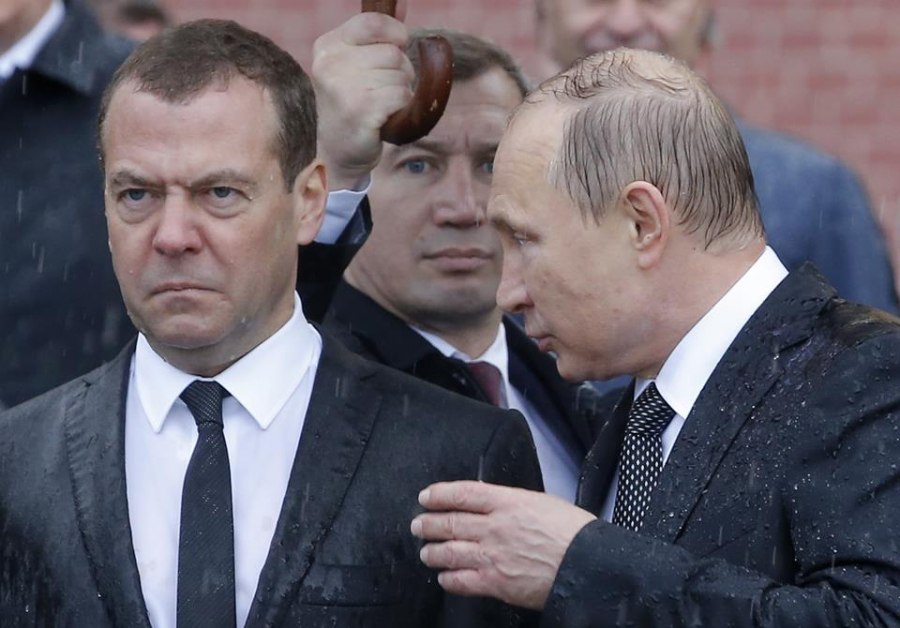 Poza zilei: Dmitri Medvedev si Vladimir Putin, la ceremonia de depunere de flori la "Mormantul ostasului necunoscut". Liderul de la Kremlin - mai ud decat premierul: i-a prins ploaia - FOTO