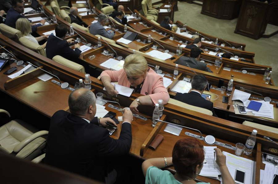Deputatii, surpinsi astazi la Parlament cum strang mana de la mana bani. Cate cat au scos din buzunar - GALERIE FOTO