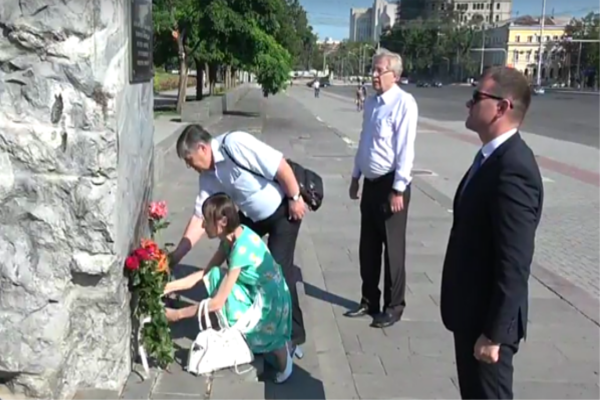 Liberalii au depus flori la piatra instalata din fata Guvernului: au marcat 77 de ani de la Ocupatia sovietica a Basarabiei - VIDEO
