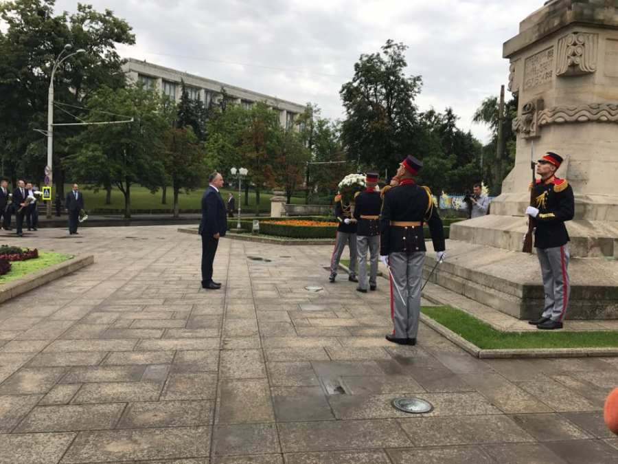 Oficialii au depus flori la monumentul lui Stefan cel Mare si Sfant, cu prilejul celor 513 ani de la trecerea in eternitate a marelui Domnitor - FOTO