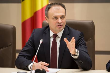 Andrian Candu, despre tichetele de masa, discutate azi de deputati: "Daca aici exista elemente de coruptie, atunci eu nu mai inteleg nimic in economie!" Pentru 20 zile lucrate pe luna, primesti 900 lei