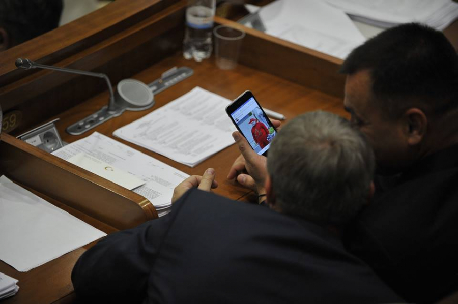 Deputatii, suprinsi cum se amuza pe seama unei poze in care apare Igor Dodon imbracat in rosu. Poza a devenit virala pe internet - FOTO