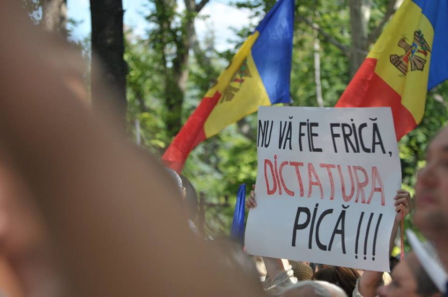 Protestul impotriva votului mixt s-a mutat in fata cladirii Presedintiei: "Nu va fie frica, dictatura pica" - GALERIE FOTO