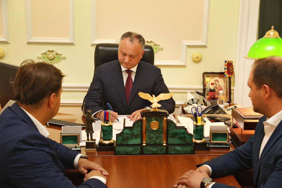 Igor Dodon a promulgat legea cu privire la trecerea la sistemul electoral mixt - FOTO