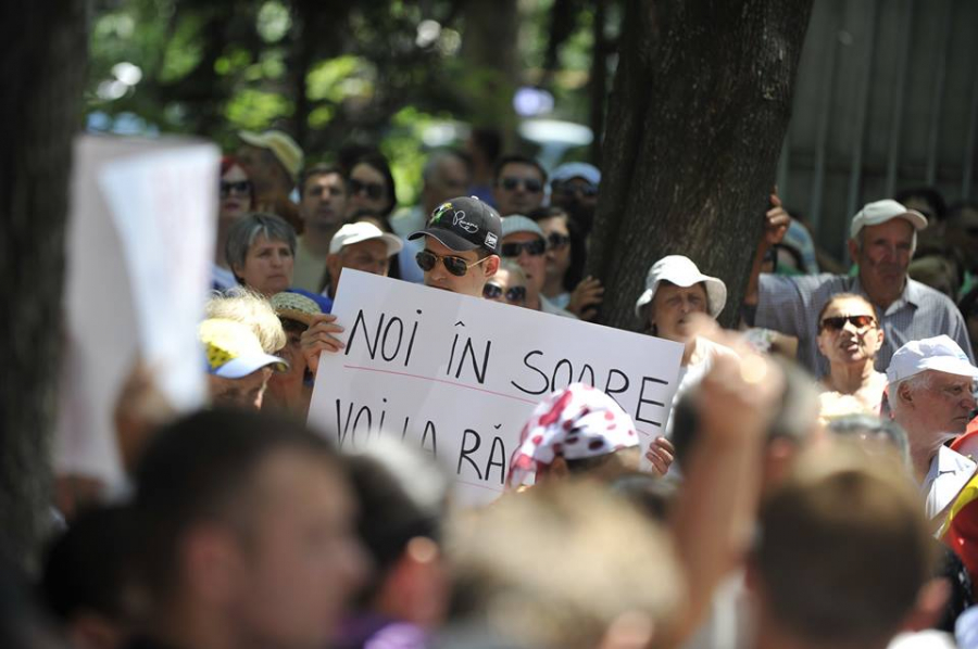 "Noi in soare, iar voi la racoare". Zeci de oameni au protestat astazi  fata de modificarea sistemului electoral - GALERIE FOTO