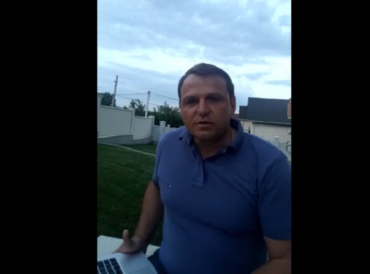 Nastase ii sugereaza lui Dorin Chirtoaca sa-si dea demisia: "Trebuie sa luati o decizie majora, care sa impiedice calaii de la GBC sa puna pe branci capitala tarii". Mesajul postat pe facebook