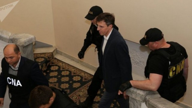 "Pentru cei care umbla cu demisia...". Chirtoaca ii raspunde lui Nastase: "Nu demisia, dar la moaca trebuie de dat unora". Mesajul postat pe facebook