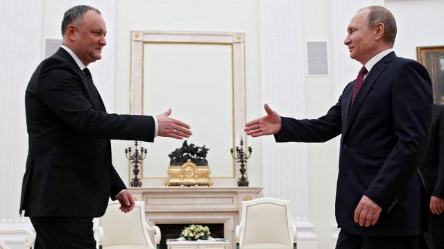 Dupa ce au votat impreuna sistemul mixt, Plahotniuc se plange pe Dodon si se plaseaza in opozitie cu acesta, intr-un editorial aparut intr-o revista americana. Ce le cere liderilor de la Tiraspol