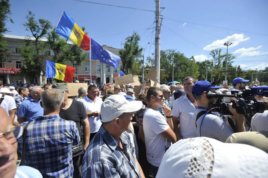 Sute de manifestanti, indignati de schimbarea sistemului electoral, la protest in fata Parlamentului. Adunarea a adoptat o rezolutie: cer partenerilor externi sa le interzica accesul in UE celor care au votat proiectul - GALERIE FOTO