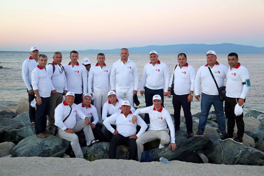 Dodon, dus la rugaciune. Imbracati la indigo, presedintele, alaturi de cativa socialisti, pe muntele Athos - GALERIE FOTO