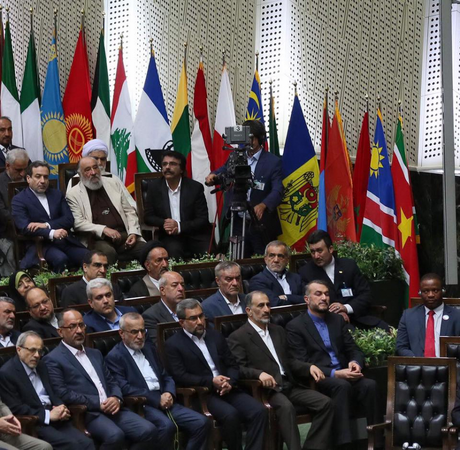 De pe drapelul tarii noastre, arborat la o ceremonie in Iran, a lipsit din nou sceptrul - VIDEO