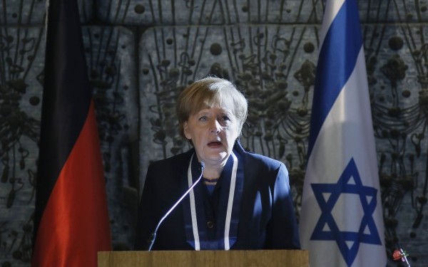 FOTO. Ipostaza jenanta in care a fost surprinsa Angela Merkel. Este asemanata cu Hitler