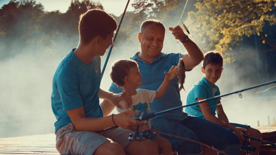 Nici o zi fara facebook. Igor Dodon se lauda ca a mers cu familia la pescuit: "Mai multi ani in urma exact asa impreuna cu fratele am mers" - FOTO