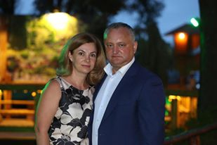  URMARESTE LIVE. Prima Doamna, Galina Dodon, sustine primul ei briefing de presa cu tema " Fundatia de Binefacere " Din Suflet"