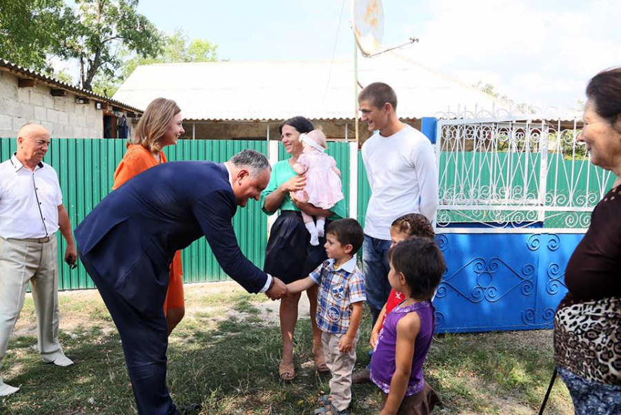 Igor si Galina Dodon le-a daruit o casa unei familii din Marculesti care si-a pierdut locuinta in urma unui incendiu. De unde sunt banii  - GALERIE FOTO