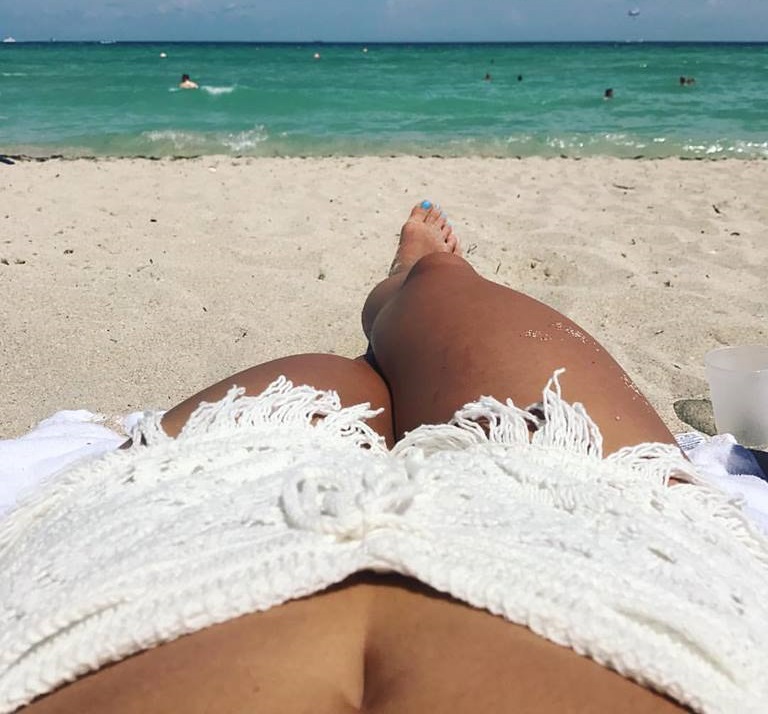 S-a fotografiat asa la plaja! Cine este interpreta de la noi care isi petrece vacanta la Miami - FOTO