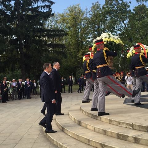 Pavel Filip, Andrian Candu si Igor Dodon au depus flori la complexul memorial "Eternitate" cu prilejul Zilei Independentei RM - GALERIE FOTO