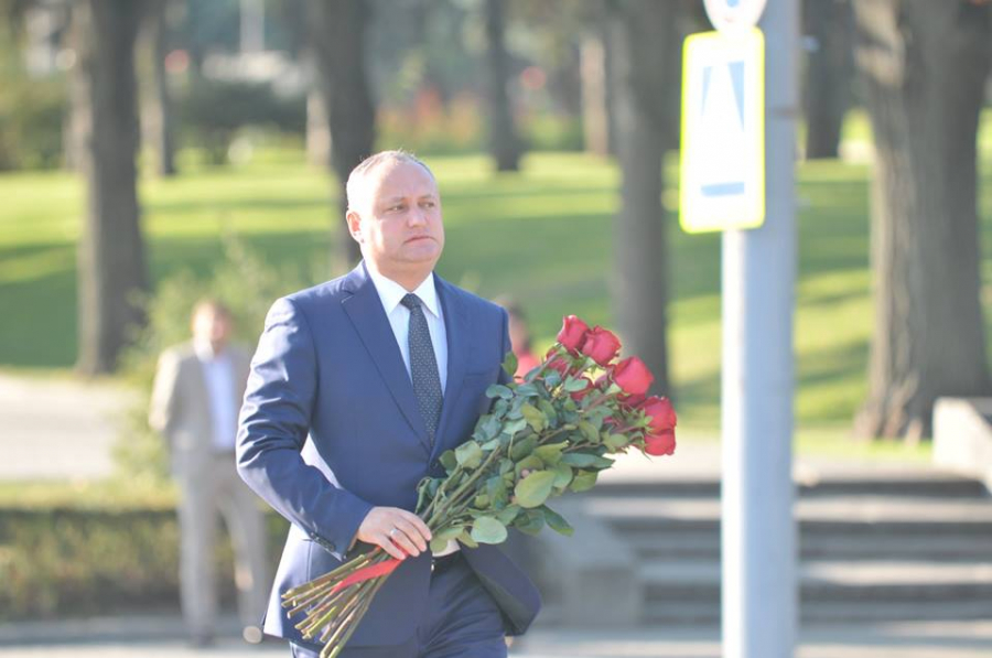 Desi nu a fost facut un anunt oficial cu ora cand va depune flori cu ocazia Zilei Limbii Romane, Igor Dodon a fost prins de presa. Seful statului sarbatoreste "limba noastra - moldoveneasca" - GALERIE FOTO