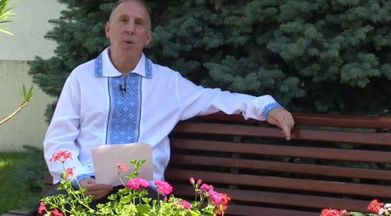 Ambasadorul SUA la Chisinau, imbracat cu o ie traditionala si recitand o poezie in limba romana: "Moldova. Codru. Soare. Dor." - VIDEO 