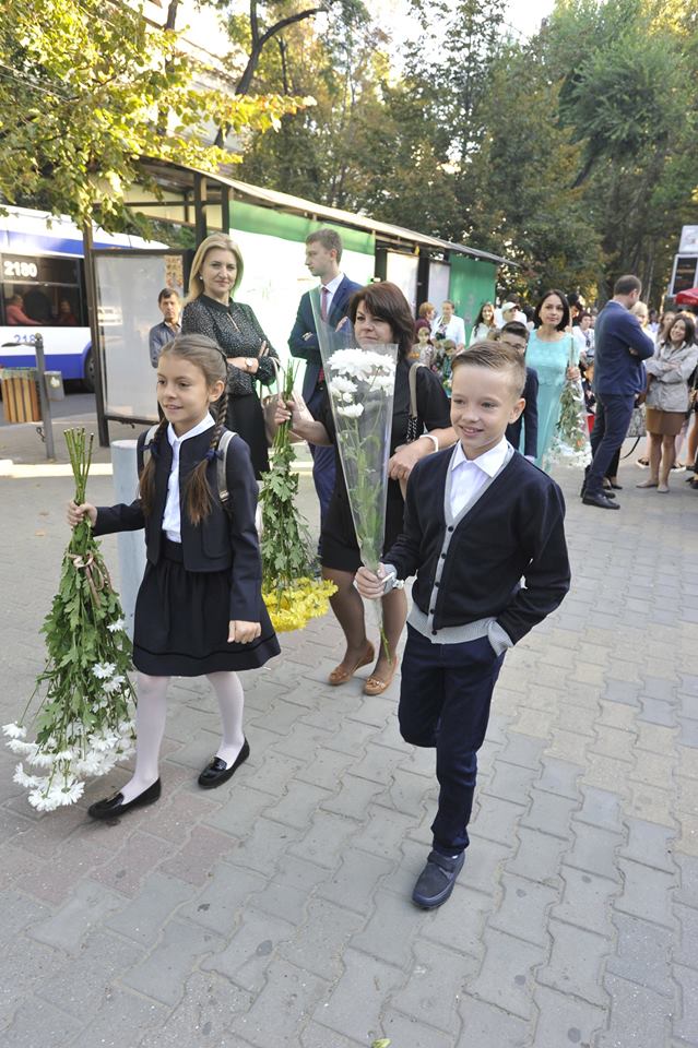 O noua zi, un nou inceput! Primul sunet de clopotel la Liceul "Gheorghe Asachi" din capitala - GALERIE FOTO 

