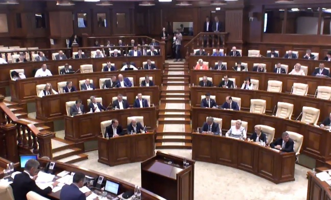 Fiecare cu nemultumirea sa. Socialistii si liberal-democratii au parasit sala de sedinte a Parlamentului. Deliu: "Aparenta lupta dintre Dodon si guvernare este o manipulare". Deputatii PSRM il vor pe reprezentantul lui Dodon la tribuna