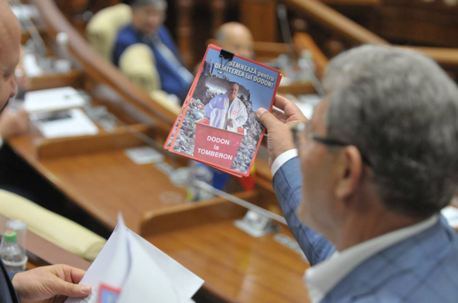 Liderul PL, Mihai Ghimpu a venit la sedinta Parlamentului cu pliante: "Dodon la tomberon". Liberalii au propus suspendarea lui Dodon: "Presedintele calca prin strachini"  - GALERIE FOTO