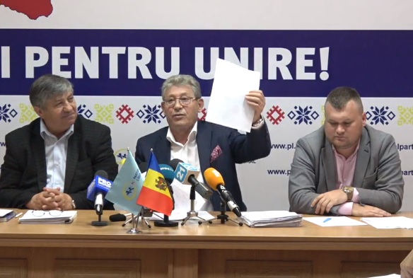 Ghimpu, despre cei doi liberali care au parasit partidul: "Le-au pus bata deasupra capului. Le-au dat textul sa-l puna pe facebook. Au fost cu Ghimpu, iar acum sunt cu Plahotniuc. Jos bata lui Plahotniuc!"