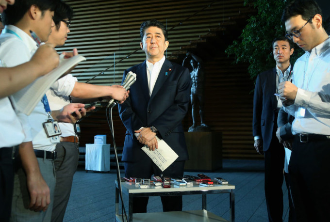 Premierul japonez Shinzo Abe dizolva Parlamentul si convoaca alegeri anticipate