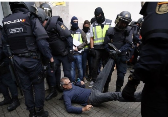 Violente in Barcelona: 38 de raniti. Politistii spanioli scot cu forta oamenii din sectiile de votare