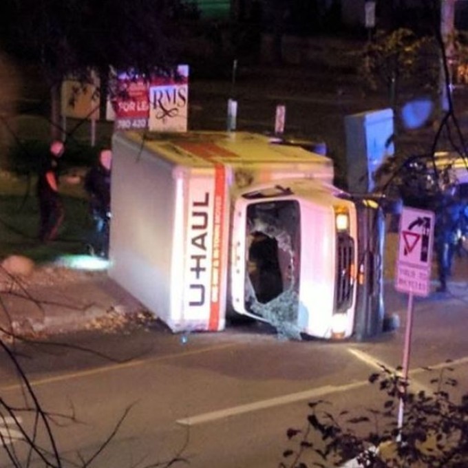 Atacuri teroriste in Canada. Politist injunghiat, patru pietoni au fost loviti de o duba