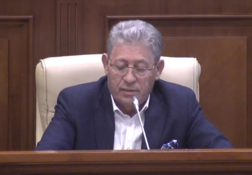 Ghimpu se ia de deputatii PSRM care au cetatenie romana: " Din cate stim, si Dodon a depus cerere". Batrancea: "Cei pe care i-ati numit au depus cerere pentru refuzul de cetatenie romana. Va aduceti aminte de Unire doar cand treceti in opozitie"