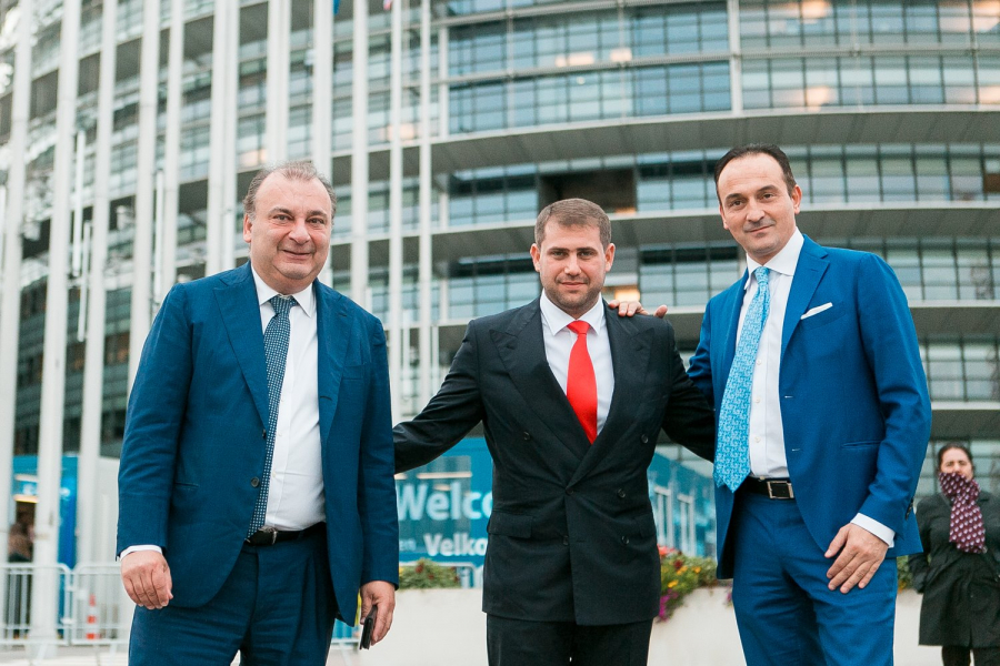 Condamnat la puscarie la Chisinau, Ilan Sor se plimba la Strasbourg. A fost in vizita la Parlamentul European, unde s-a plans ca este supus abuzurilor si a oferit detalii despre furtul miliardului "din prima sursa"