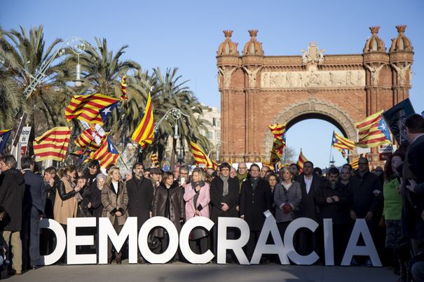 Ziua care ar putea schimba istoria Spaniei: Carles Puigdemont amana cu o ora discursul privind Independenta Cataloniei - VIDEO