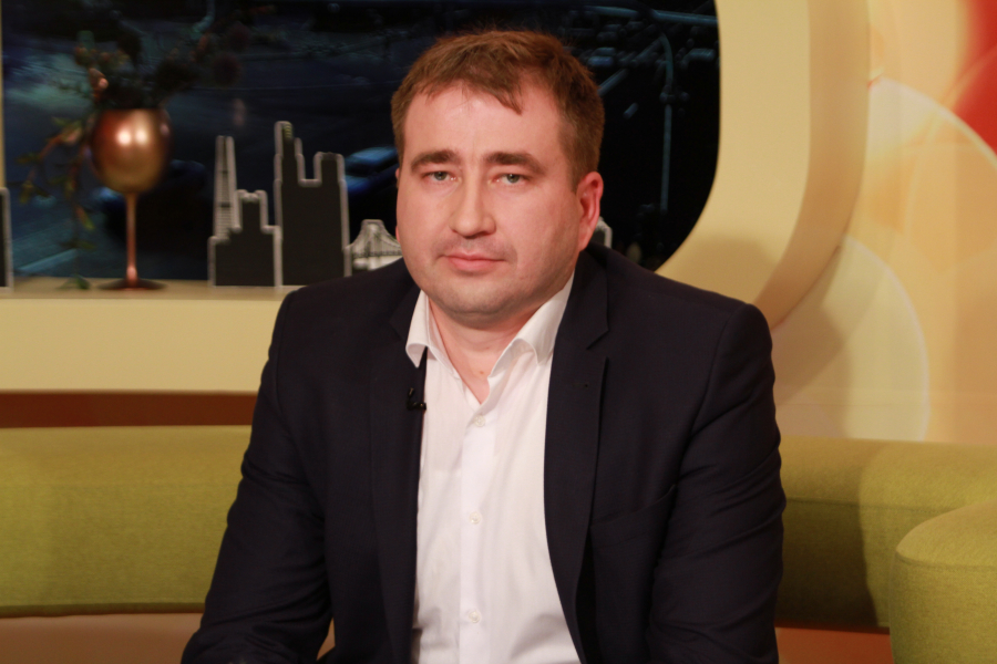 A muncit 5 ani pentru a aduna 1800 de moldoveni celebri intr-o singura carte. Afla ce a spus publicistul Denis Rosca, despre aceasta opera - VIDEO
