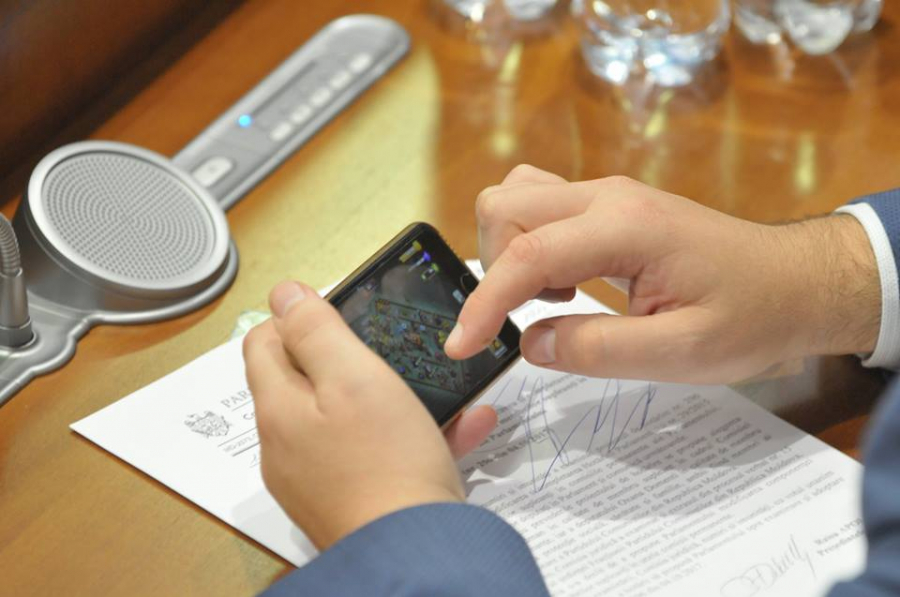 Jocuri pe telefon, stiri pe tableta sau discutii aprinse. Cu ce se ocupa alesii poporului in timpul sedintei in plen-  GALERIE FOTO