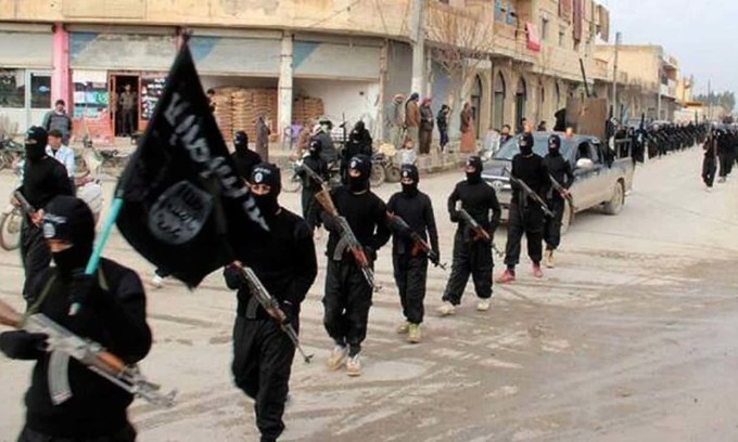 Aproximativ o suta de combatanti ai Statului Islamic s-au predat in ultimele 24 de ore la Raqqa