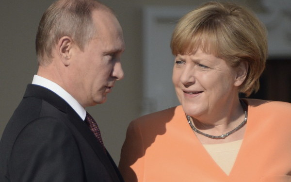 Criza in Ucraina. Merkel vorbeste de o anexare a Crimeei de catre Rusia, in timp ce Ianukovici isi anunta revenirea la Kiev