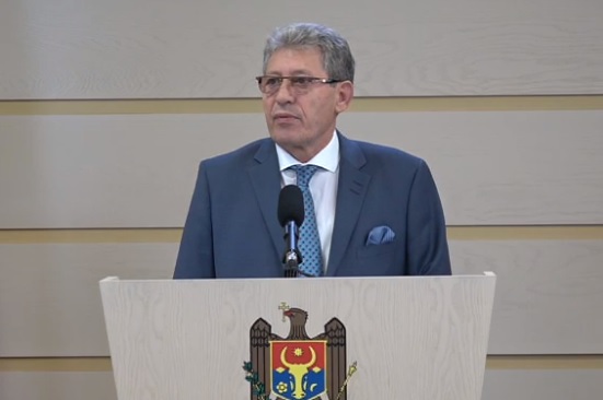 Ghimpu face rime despre referendum: "Nu iesi la vot, stai acasa si fa compot"