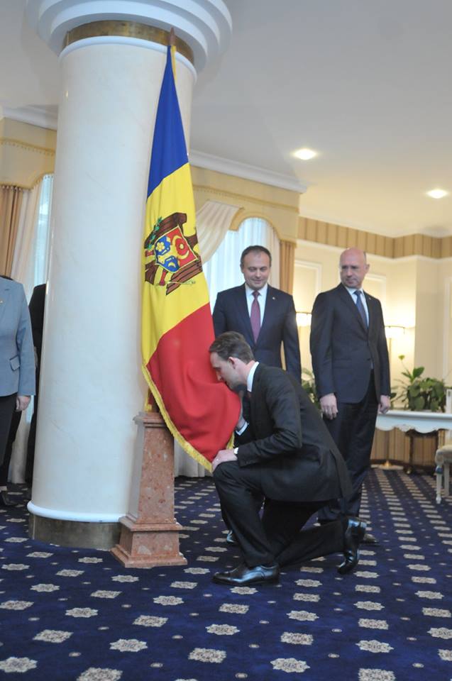 Eugen Sturza este noul ministru al Apararii. Andrian Candu a semnat astazi drecretul de numire, iar Sturza a si depus juramantul - GALERIE FOTO