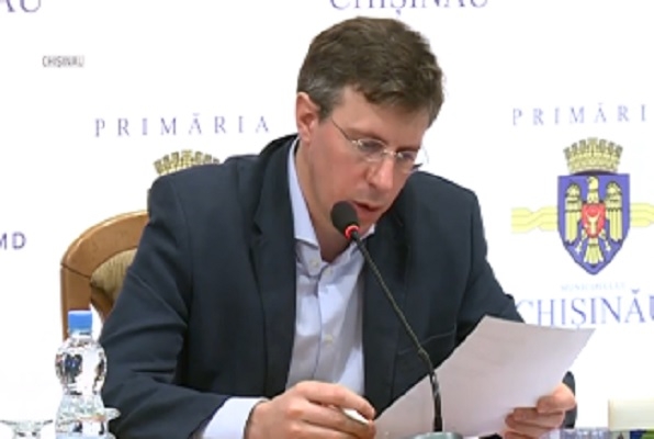 Chirtoaca ii raspunde lui Ceban: "Daca dumnealui vrea sa se inscrie in calitate de avocat al subsemnatului, n-are decat."