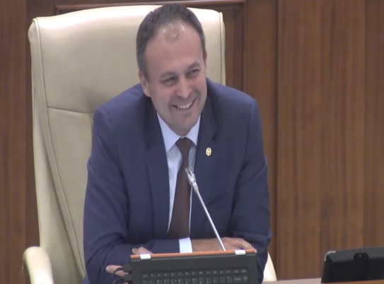 Discutii despre clopote si biserica in Parlament. Ghimpu lui Candu: "In RM continua sa se construiasca biserici in stil rusesc". Candu: "Nu stiam ca trebuie sa ma ocup de stilul arhitectural al bisericilor