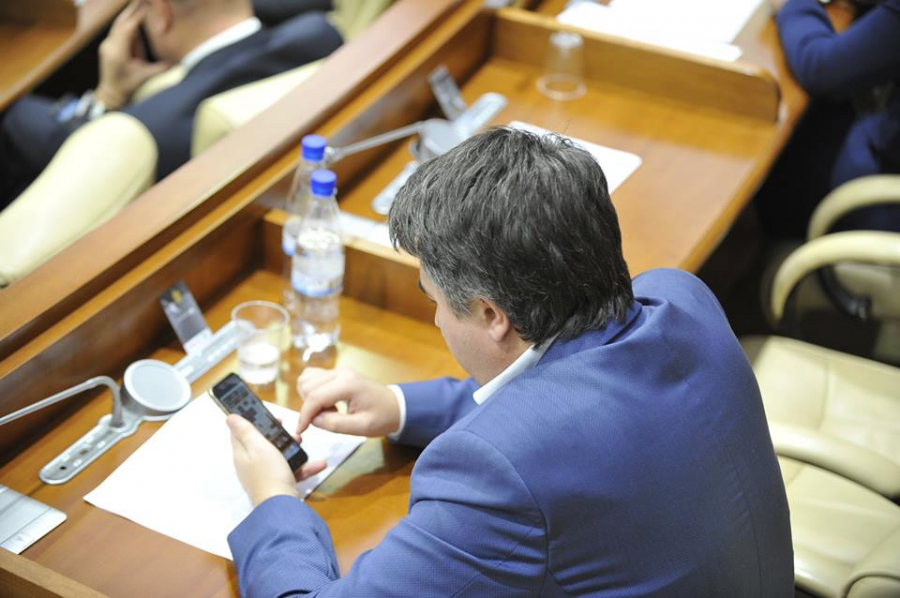 Deputatul pasionat de jocuri la telefon. Cum a fost surprins Corneliu Mihalache la sedinta Parlamentului - GALERIE FOTO