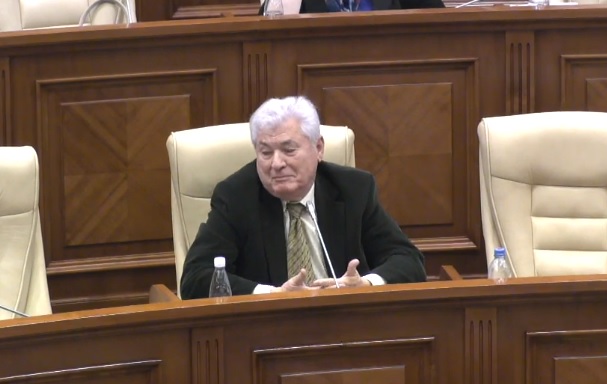 Voronin, ignorat de Candu. Liderul PCRM ii reproseaza ca vorbeste prea mult din numele Parlamentului si il intreaba daca suspendarea lui Dodon continua. Reactia lui Candu