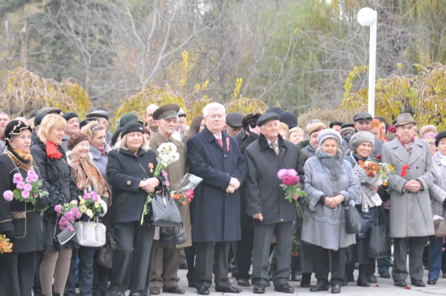 Cu flori in maini, rand pe rand membrii si simpatizantii PCRM au depus flori la monumentul lui Lenin: au marcat 100 de ani de la revolutia din octombrie - GALERIE FOTO
